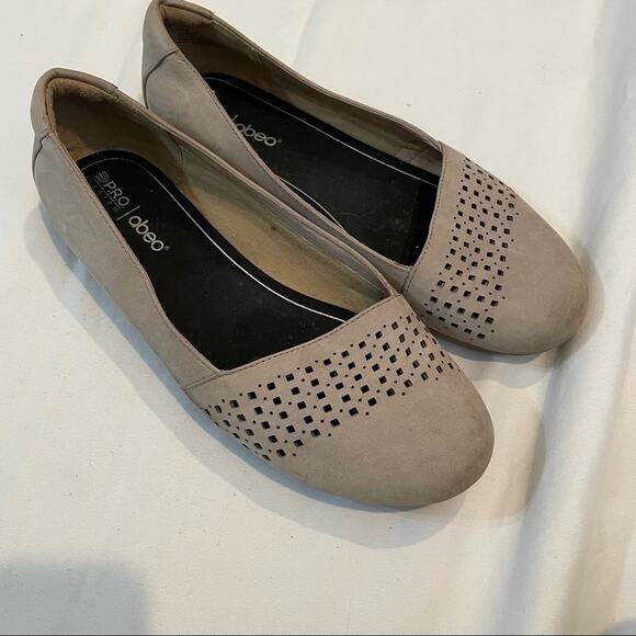 Abeo Grey Leather Laser Cut Round Toe Slip On Flats Womens 7 Comfort Shoes - Picture 2 of 9